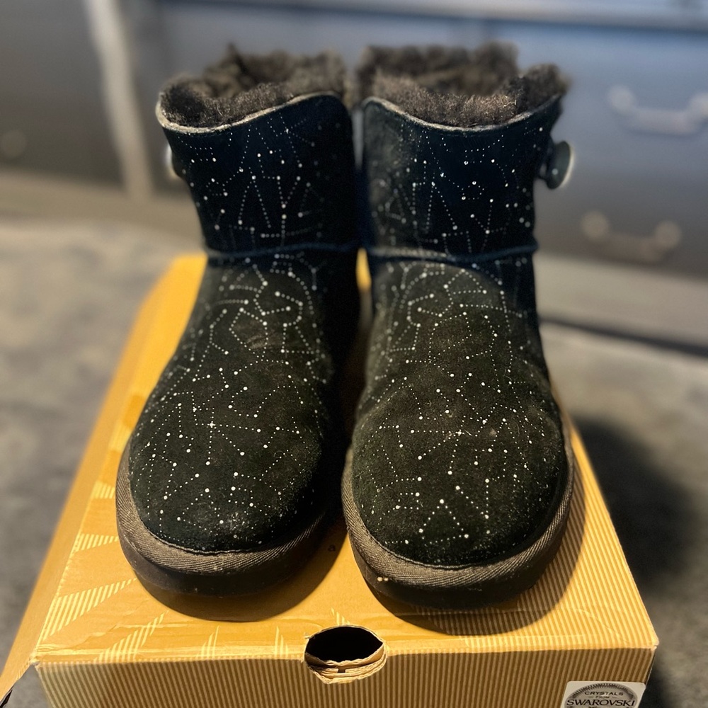 Ugg size 7 mini Bailey bling constellation in blk.